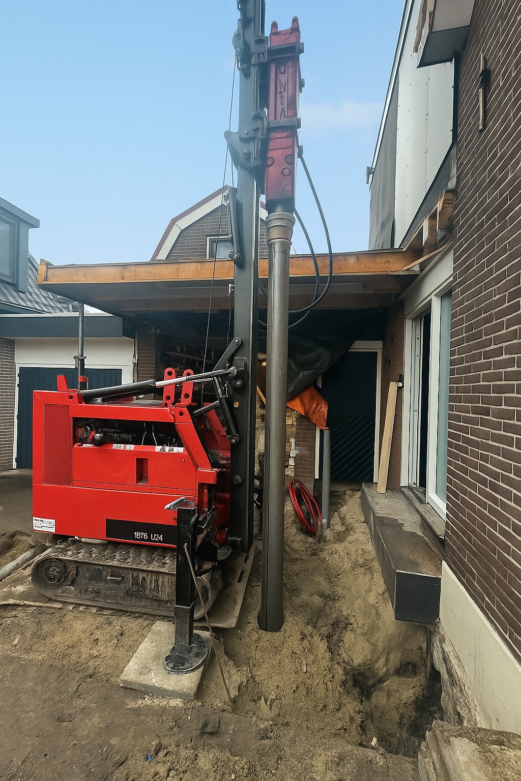 Team op de bouwplaats met aanbouw in uitvoering