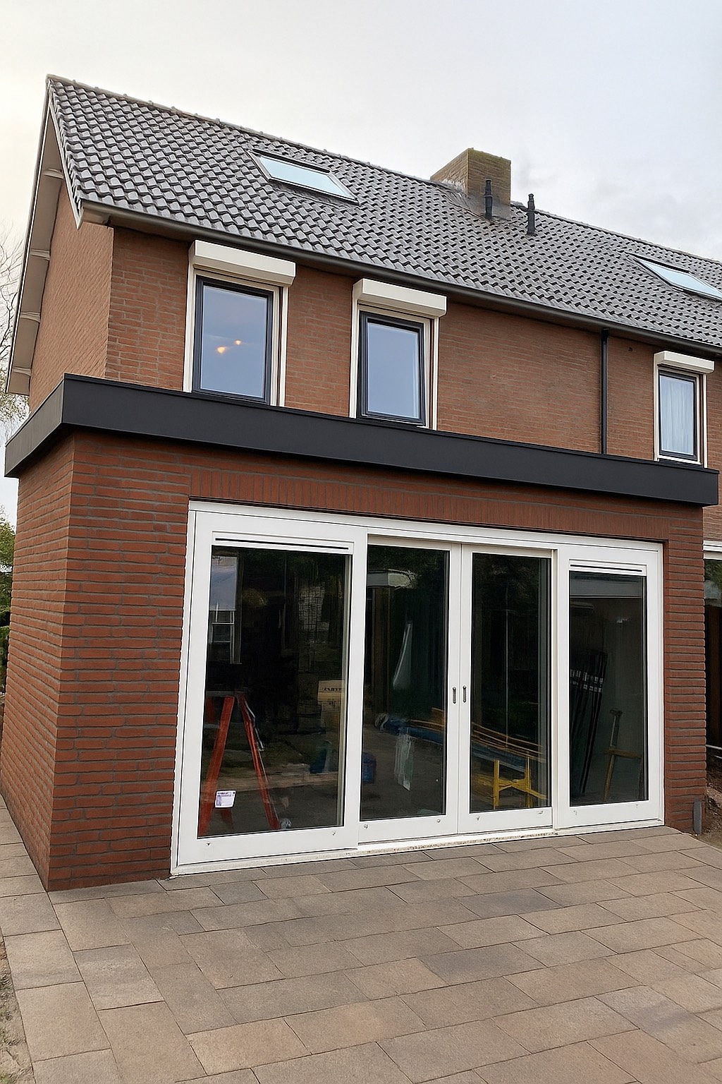 Afwerking van een moderne aanbouw met grote pui